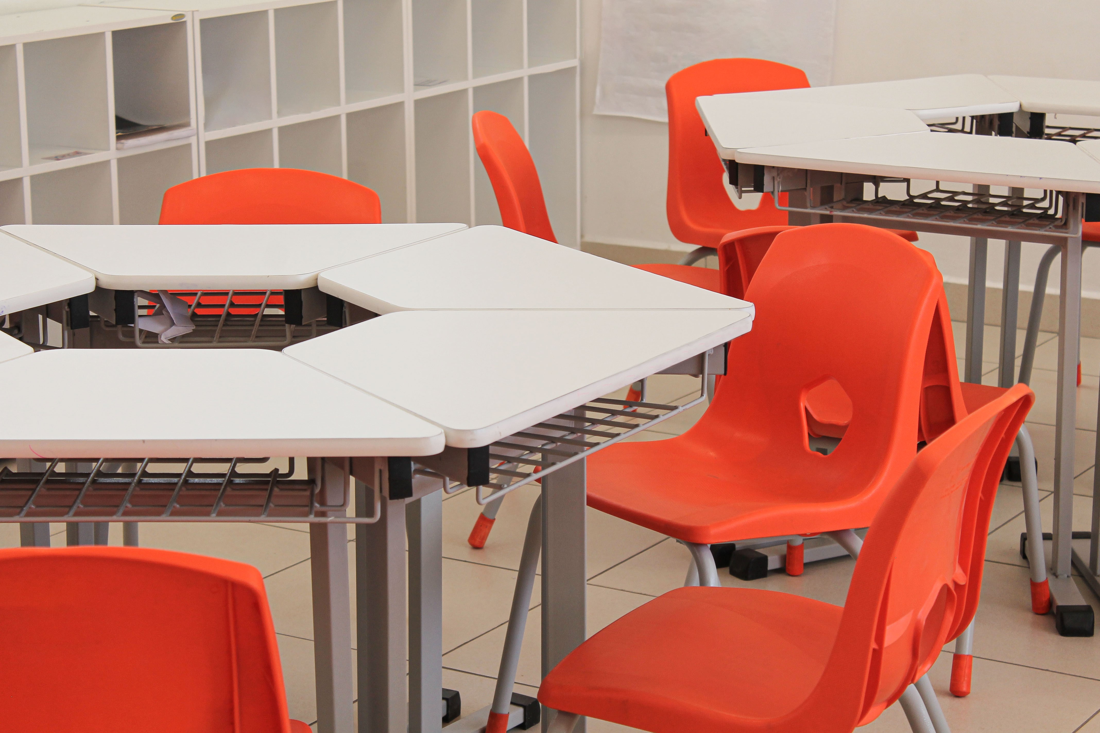 Aula escolar moderna con mobiliario flexible y distribución colaborativa que permite distintas configuraciones durante la jornada escolar