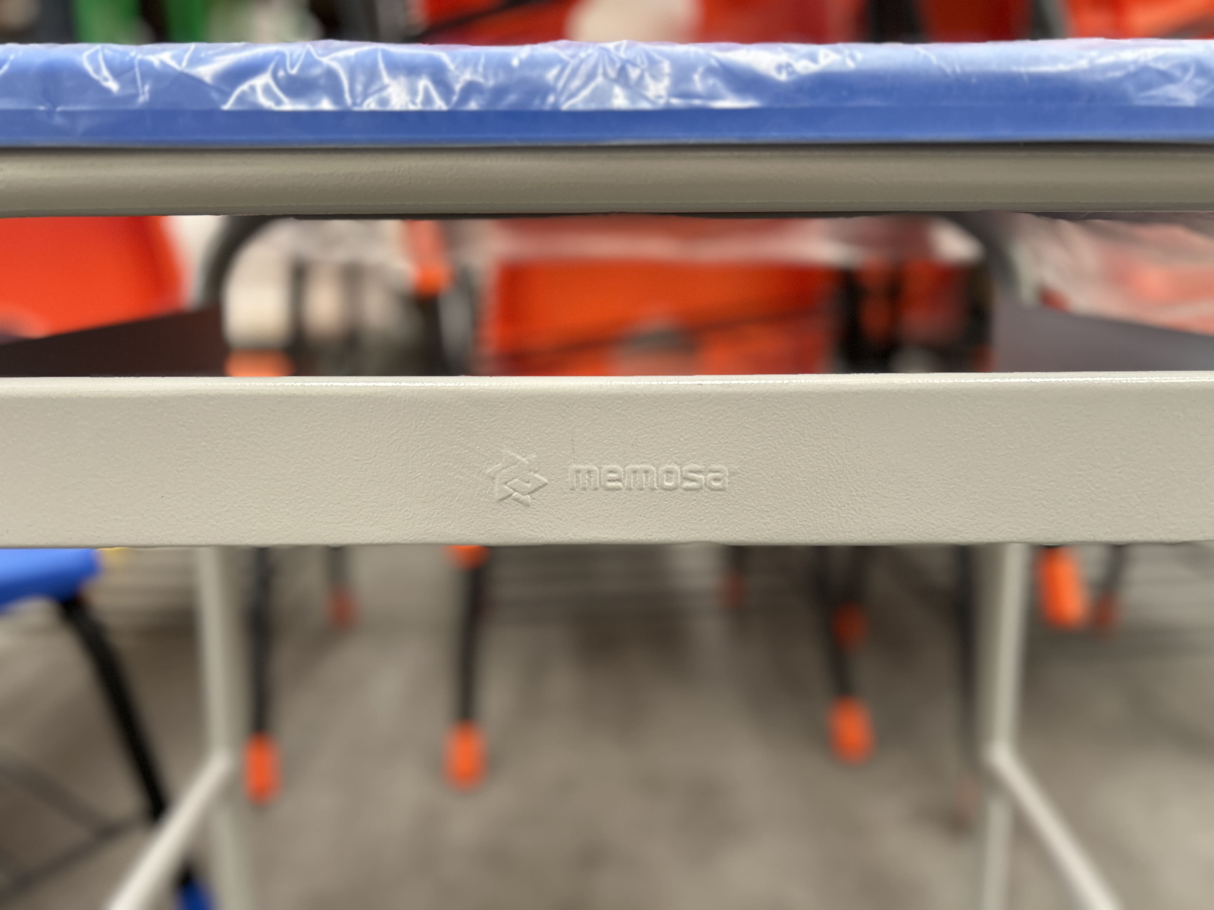 Detalle de mesa escolar Memosa con estructura de metal con pintura electrostática epóxica horneada y cubierta de polipropileno, materiales más comunes en mobiliario escolar mexicano