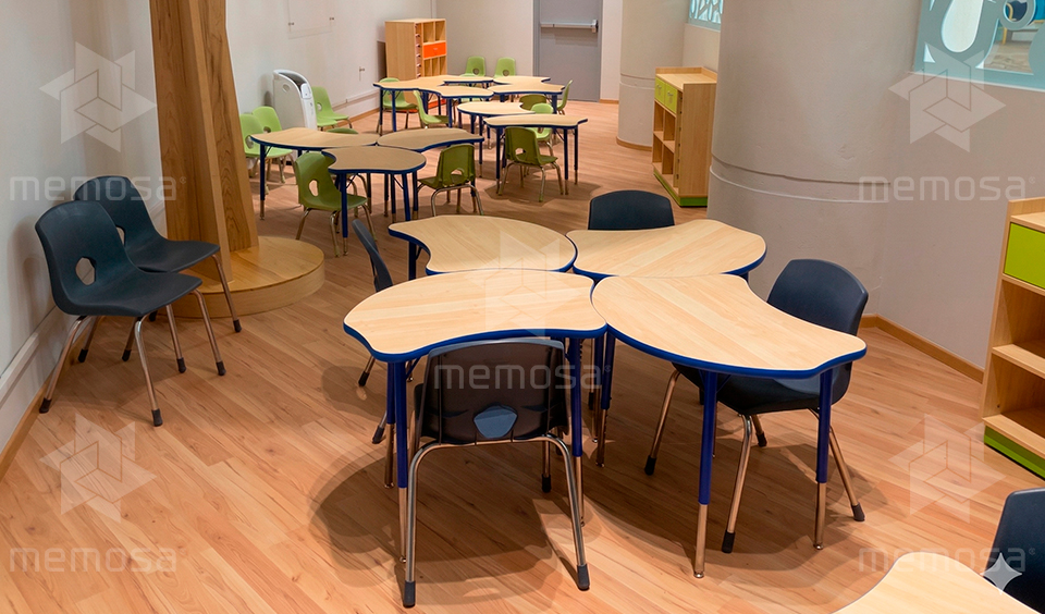 Mobiliario escolar modular combinado en aula moderna: pupitres, mesas grupales y organizadores que permiten distintas configuraciones de enseñanza
