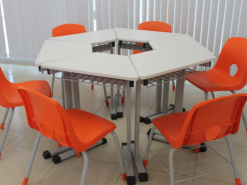 Aula de primaria equipada con pupitres y mesas escolares Memosa