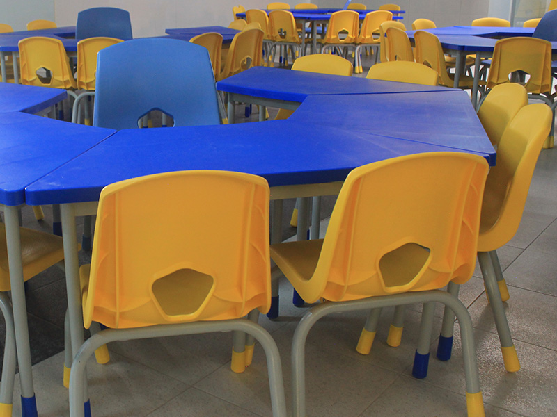 Estancia infantil con mobiliario para guardería Memosa en colores didácticos
