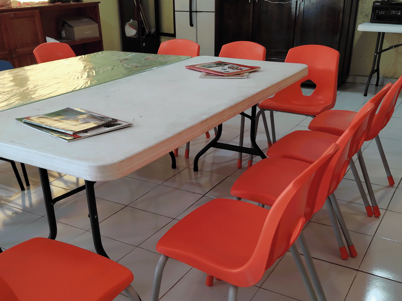 Mobiliario escolar Memosa en sala de profesores, mesas plegables y sillas escolares para el Programa La Escuela es Nuestra.