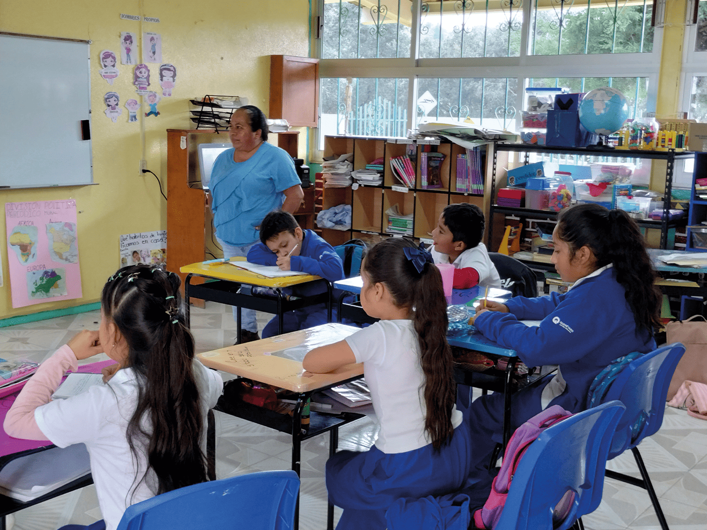 Aula equipada con mesa escolar clásica con papelera y silla escolar Memosa, adquiridos con el Programa La Escuela es Nuestra.