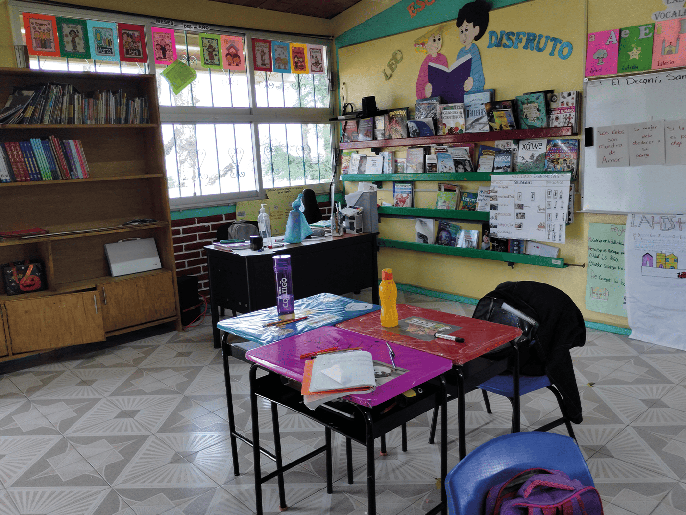Salón de clases con mesas escolares, sillas, escritorio para maestro y organizador Memosa adquiridos con el Programa La Escuela es Nuestra.