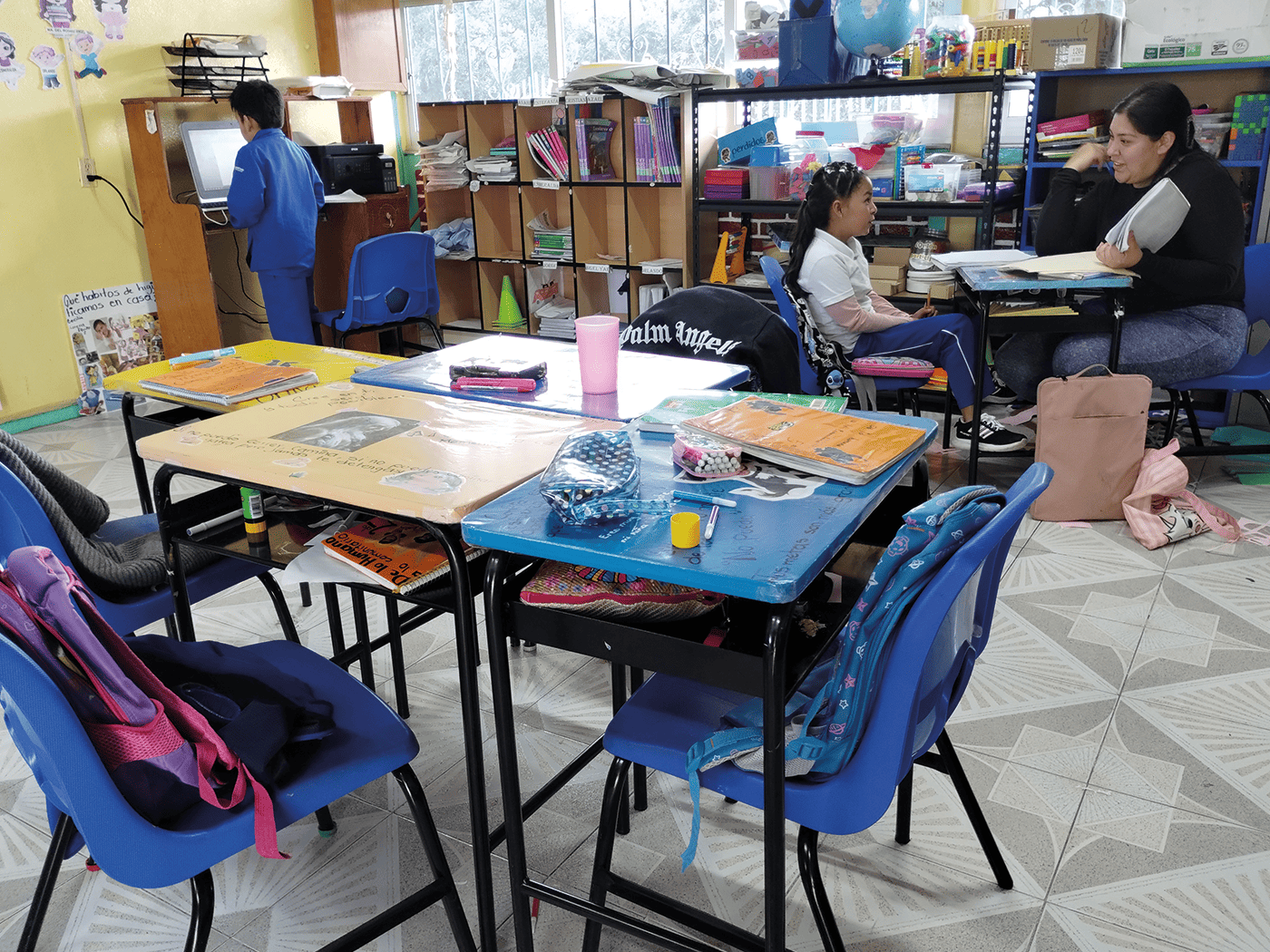 Salón de primaria con mobiliario escolar Memosa, mesas, sillas y organizador adquiridos con el Programa La Escuela es Nuestra.
