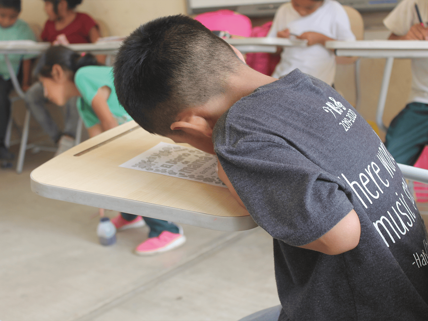 Alumno de primaria en pupitre escolar Memosa, salón de clases equipado con mobiliario del Programa La Escuela es Nuestra.