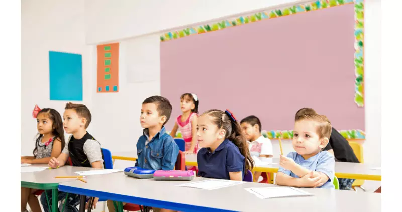 ¿Cuál es la importancia de tener mesas escolares adecuadas en el aula de clases?